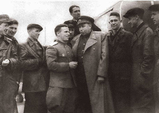И.Н. Кожедуб и С.А. Лавочкин (в центре). Август 1945 г.