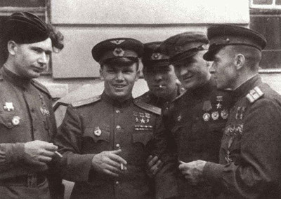 В академии ВВС среди слушателей. 1945 г.